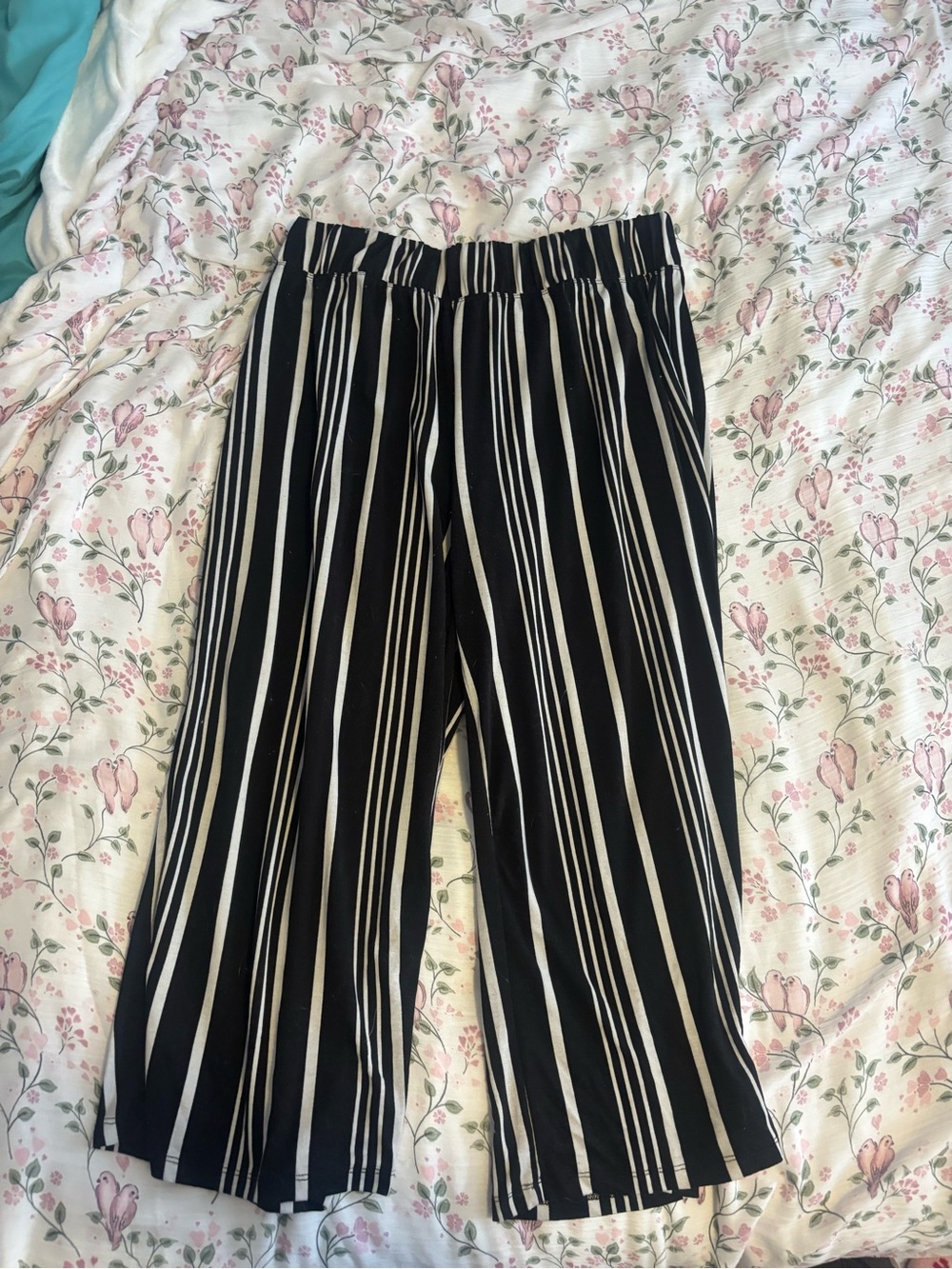 French Laundry Black & White Pinstripe Capri Crop Pants (Women’s Size Large)